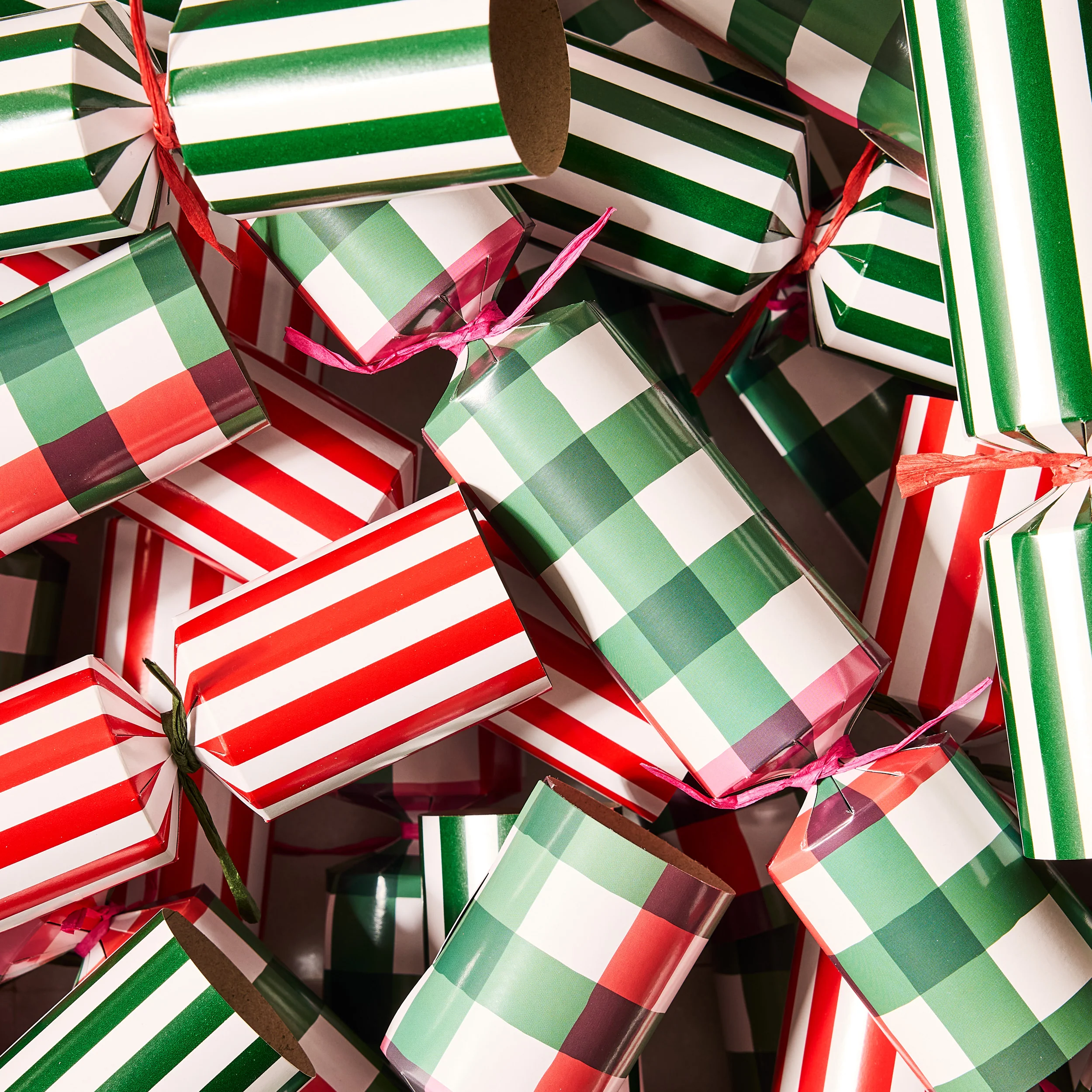 HG Holiday Gingham Christmas Crackers - Image 2